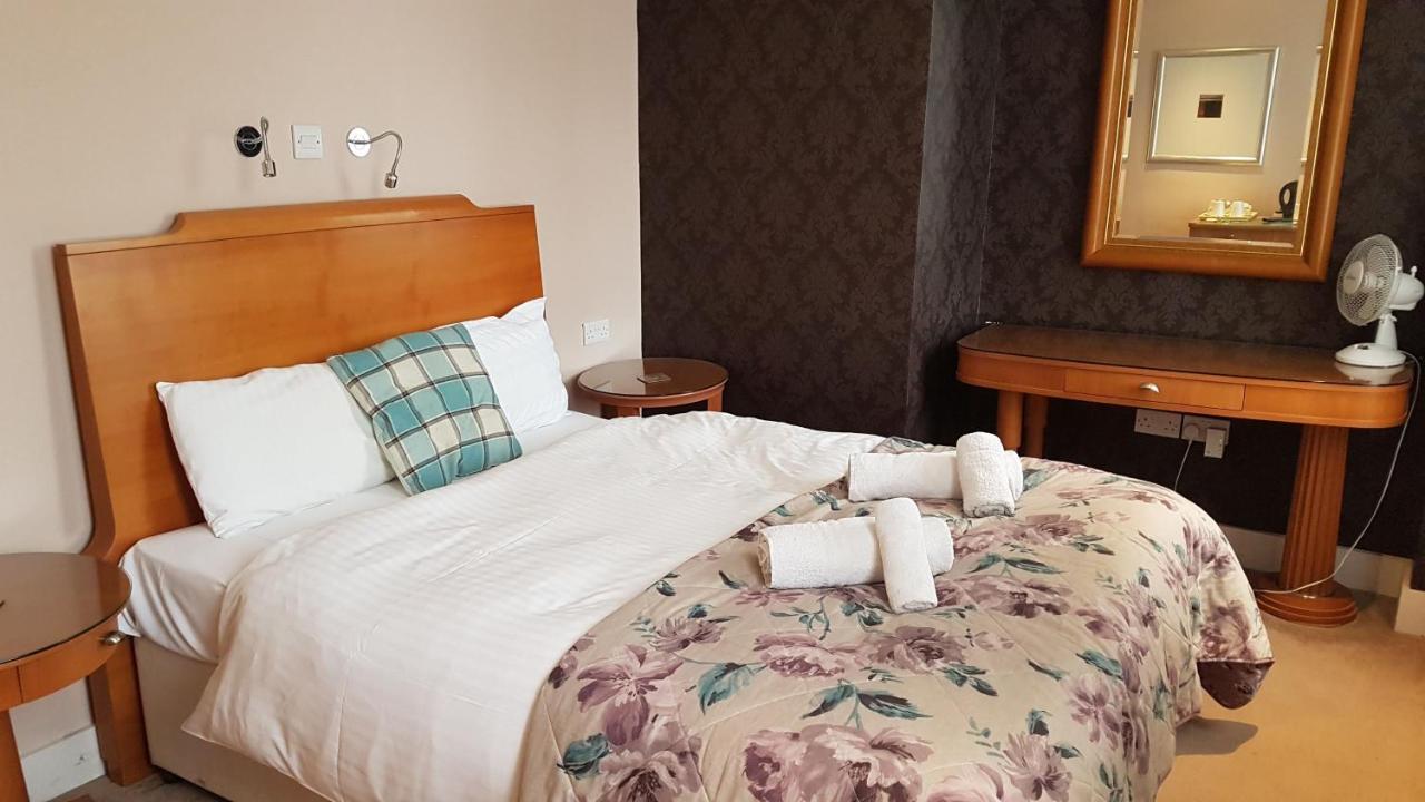 The Antelope At Upavon Hotel ภายนอก รูปภาพ