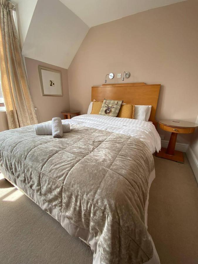 The Antelope At Upavon Hotel ภายนอก รูปภาพ