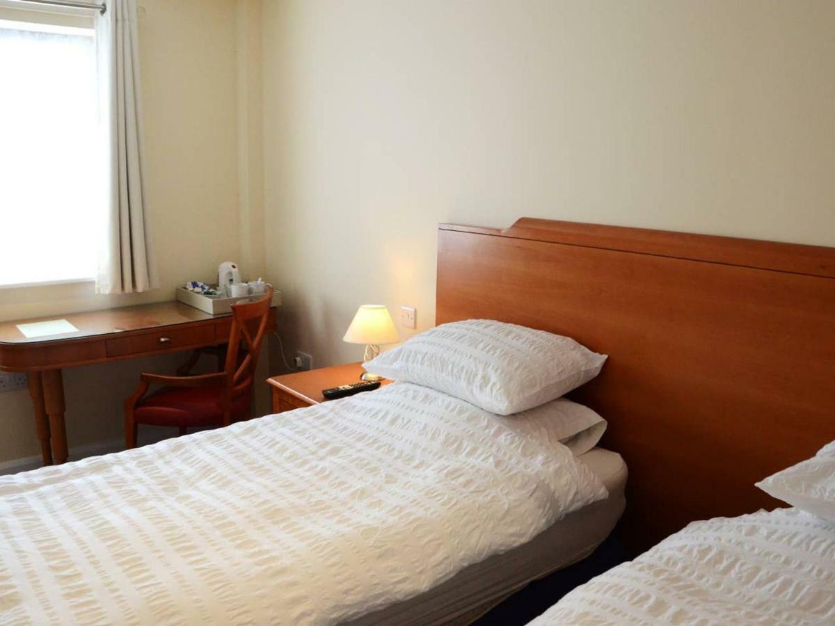 The Antelope At Upavon Hotel ภายนอก รูปภาพ